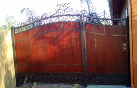 Elegant Colonial Side Entree Gate