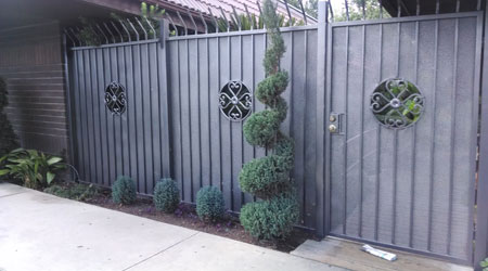 Privacy Screen Iron Fence with Horiental Design